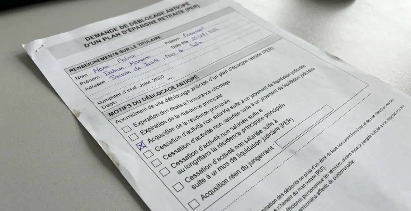 Gros plan d'un formulaire officiel de demande de déblocage anticipé de PER avec case cochée pour acquisition résidence principale